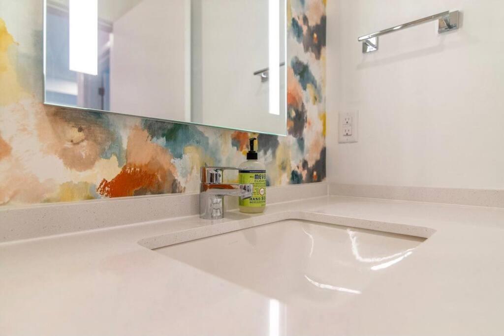 Stylish Downtown W/ Pool & Parking Apartment