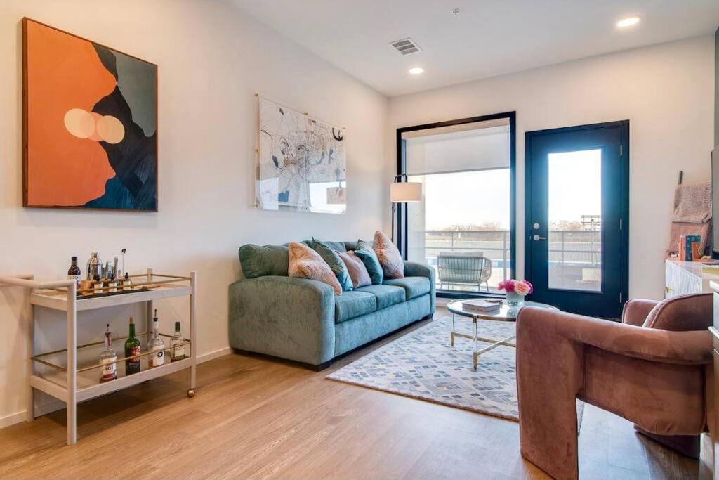 Stylish Downtown W/ Pool & Parking *