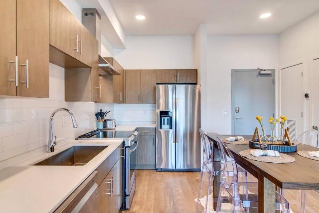 Stylish Downtown W/ Pool & Parking