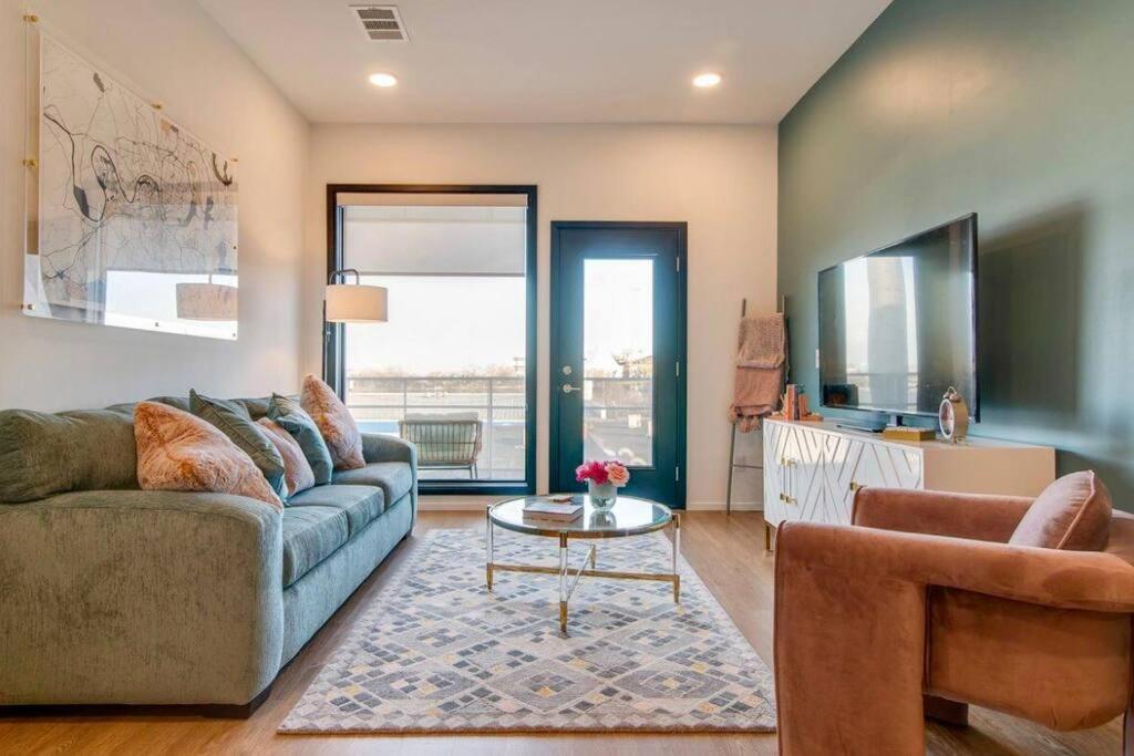 Stylish Downtown W/ Pool & Parking * Nashville