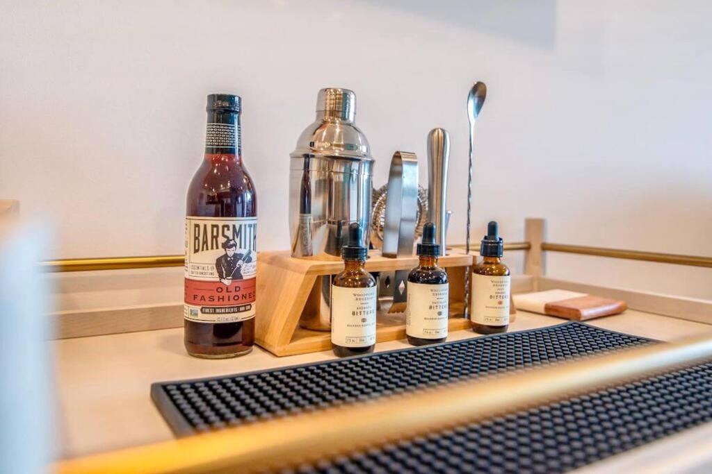 Stylish Downtown W/ Pool & Parking Apartment *