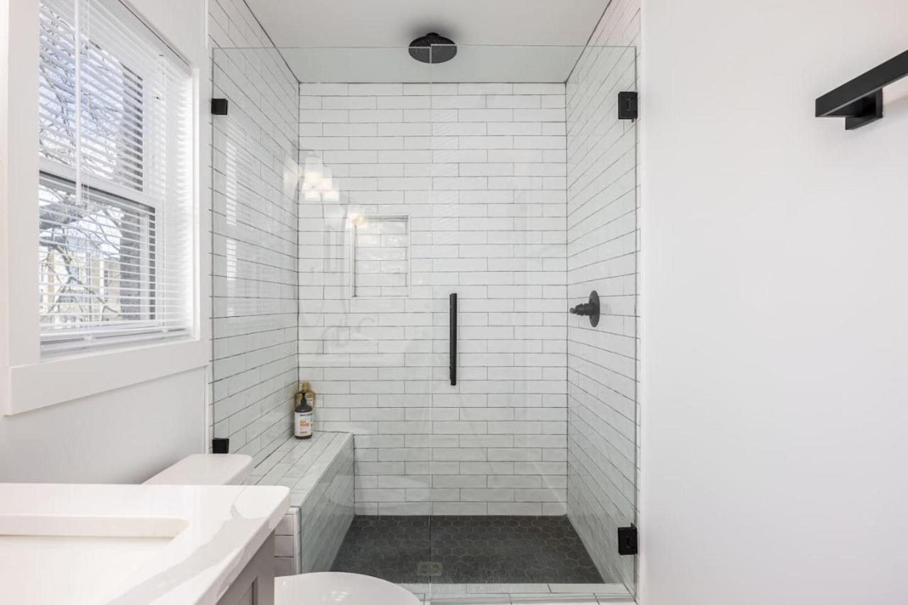 Colorful 2 Bedroom Retreat With 3 Beds Patio And Free Parking * Nashville