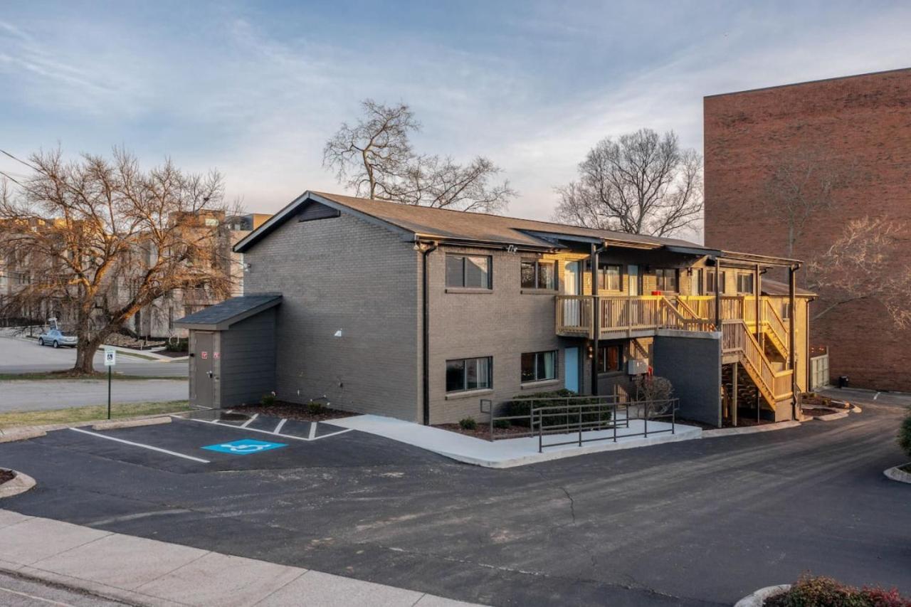 Retreat With Patio & Free Parking, By Vanderbilt Apartment