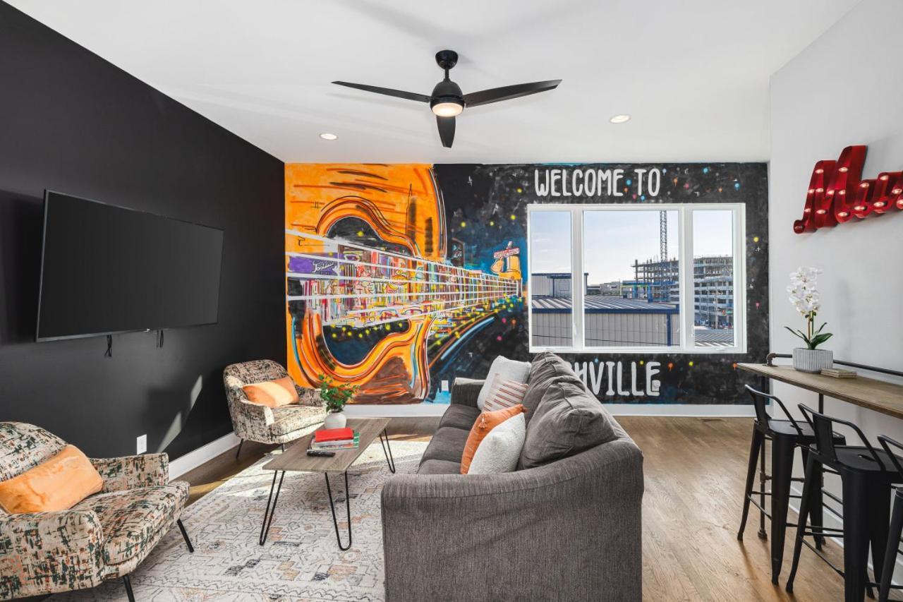 With Rooftop Deck & Garage, 2 Miles To Downtown Broadway *