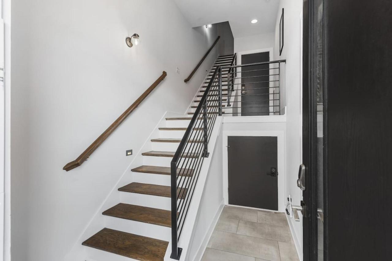 With Rooftop Deck & Garage, 2 Miles To Downtown Broadway Holiday home