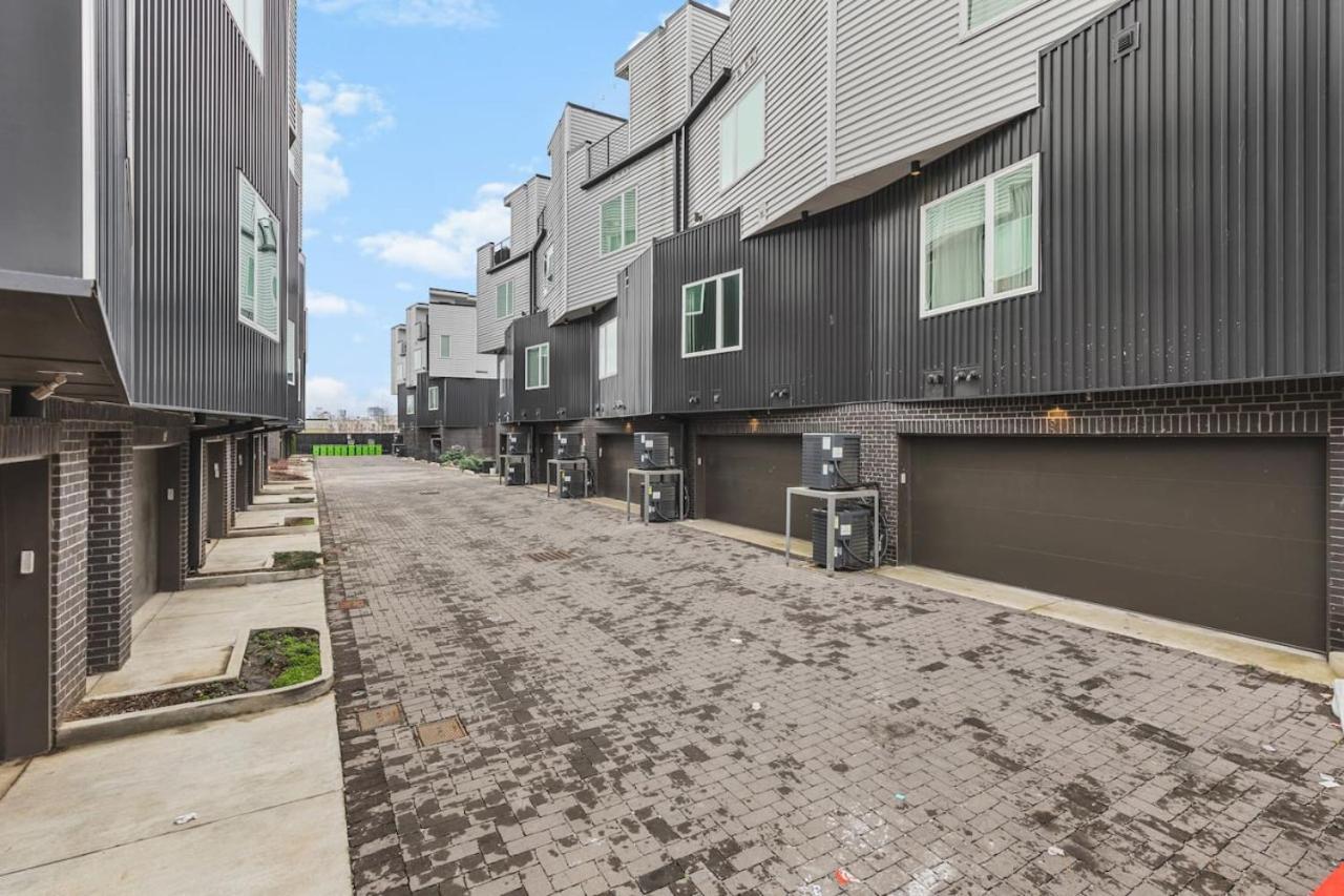 With Rooftop Deck & Garage, 2 Miles To Downtown Broadway Nashville