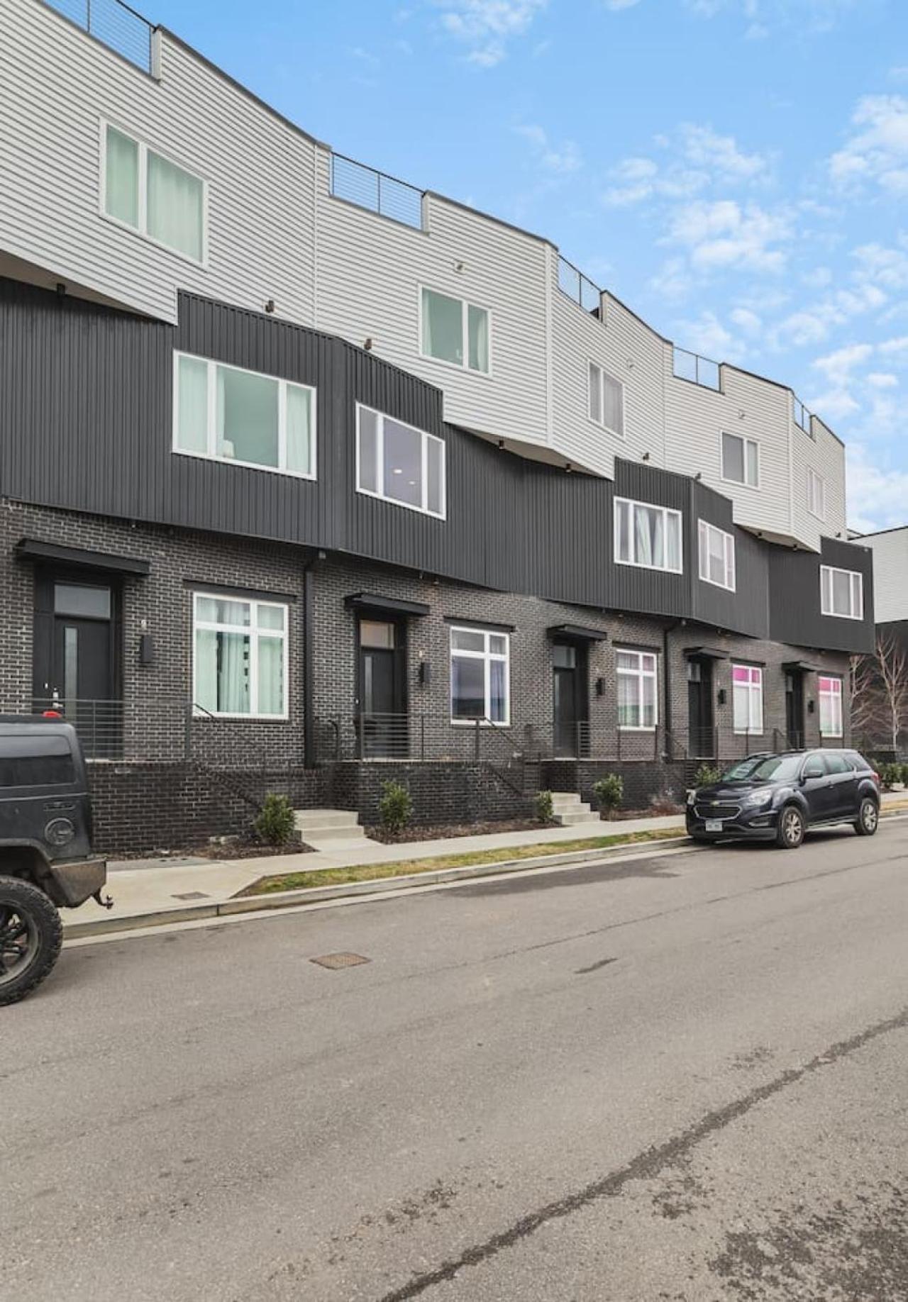 With Rooftop Deck & Garage, 2 Miles To Downtown Broadway *