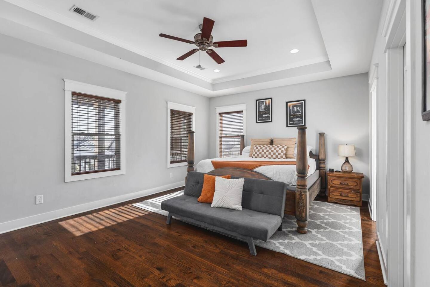 Spacious 11 Bed Germantown With 3 Patios Only 1.5 Mi To Broadway Holiday home