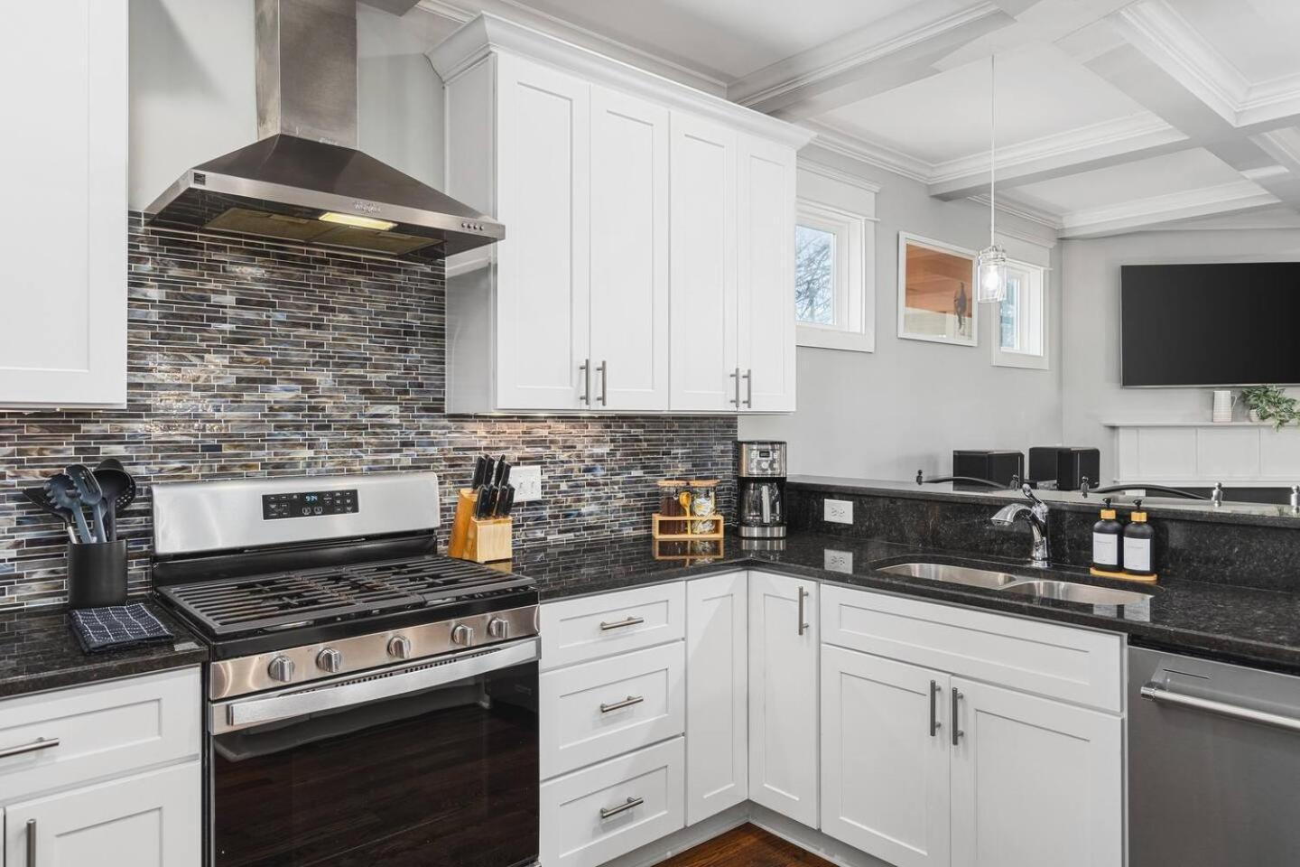 Spacious 11 Bed Germantown With 3 Patios Only 1.5 Mi To Broadway Holiday home