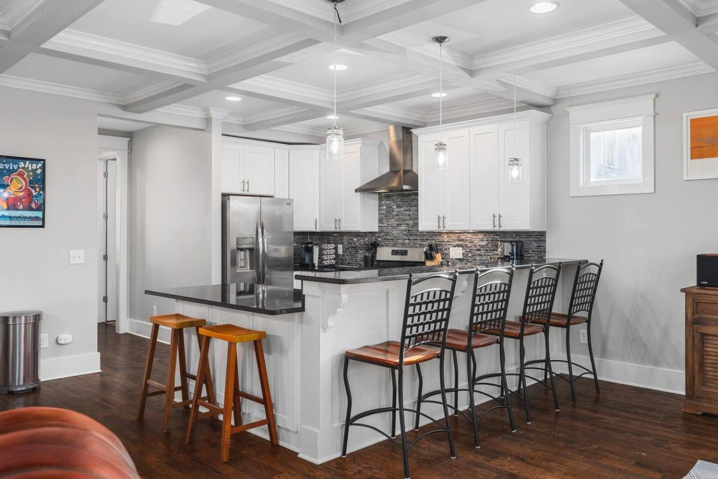Spacious 11 Bed Germantown With 3 Patios Only 1.5 Mi To Broadway Holiday home *