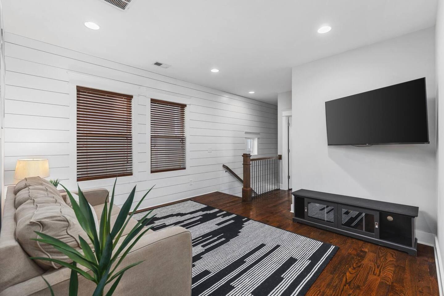 Spacious 11 Bed Germantown With 3 Patios Only 1.5 Mi To Broadway Holiday home
