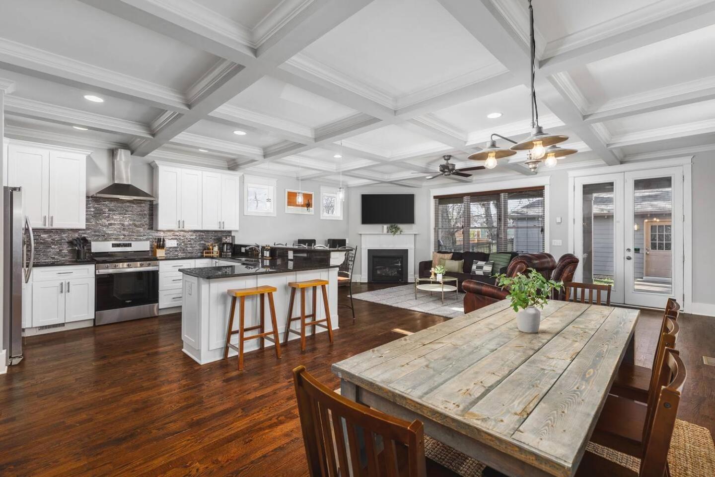 Spacious 11 Bed Germantown With 3 Patios Only 1.5 Mi To Broadway *