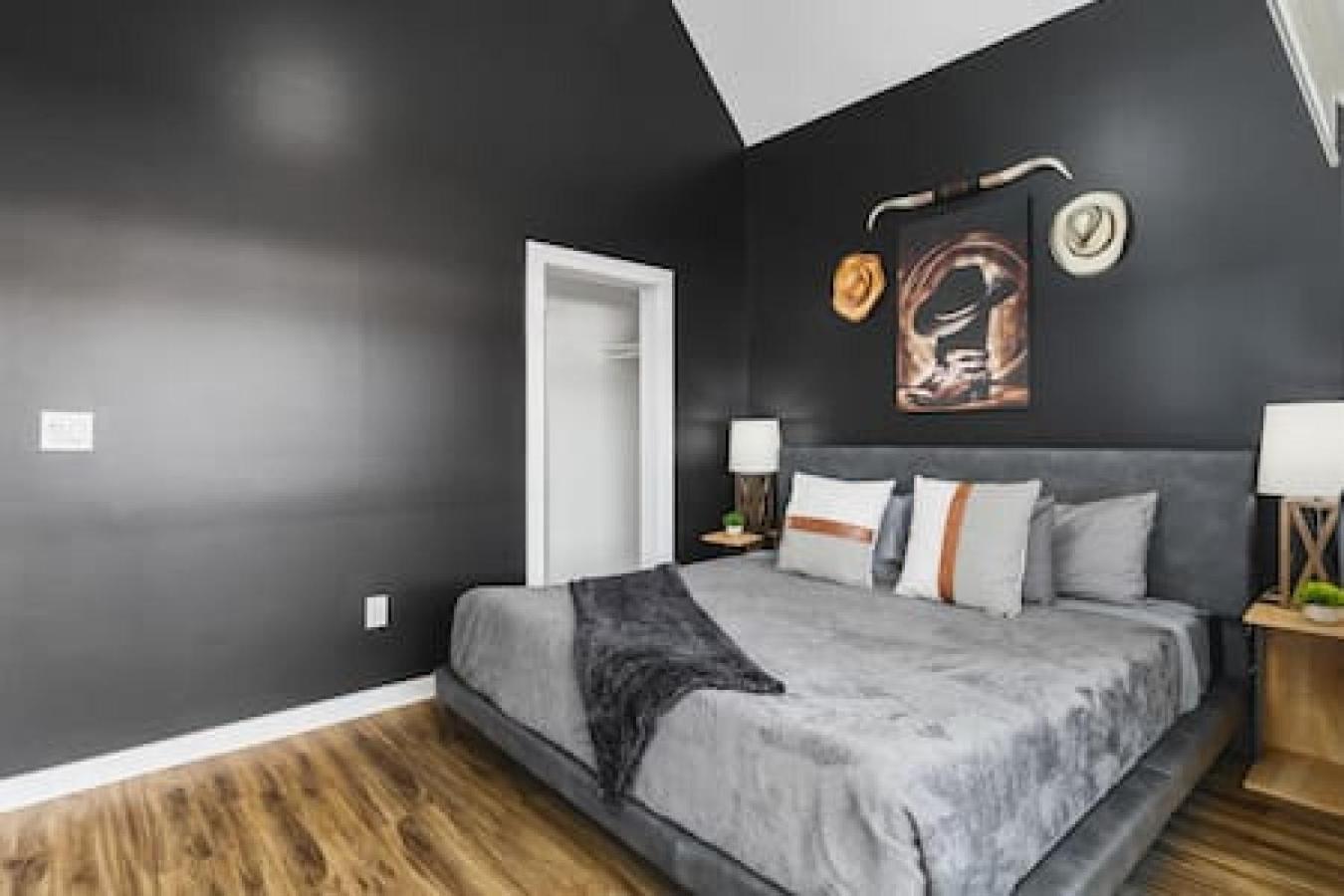 Holiday home Large Patio, Rooftop Deck And Garage, 3 Miles To Broadway *