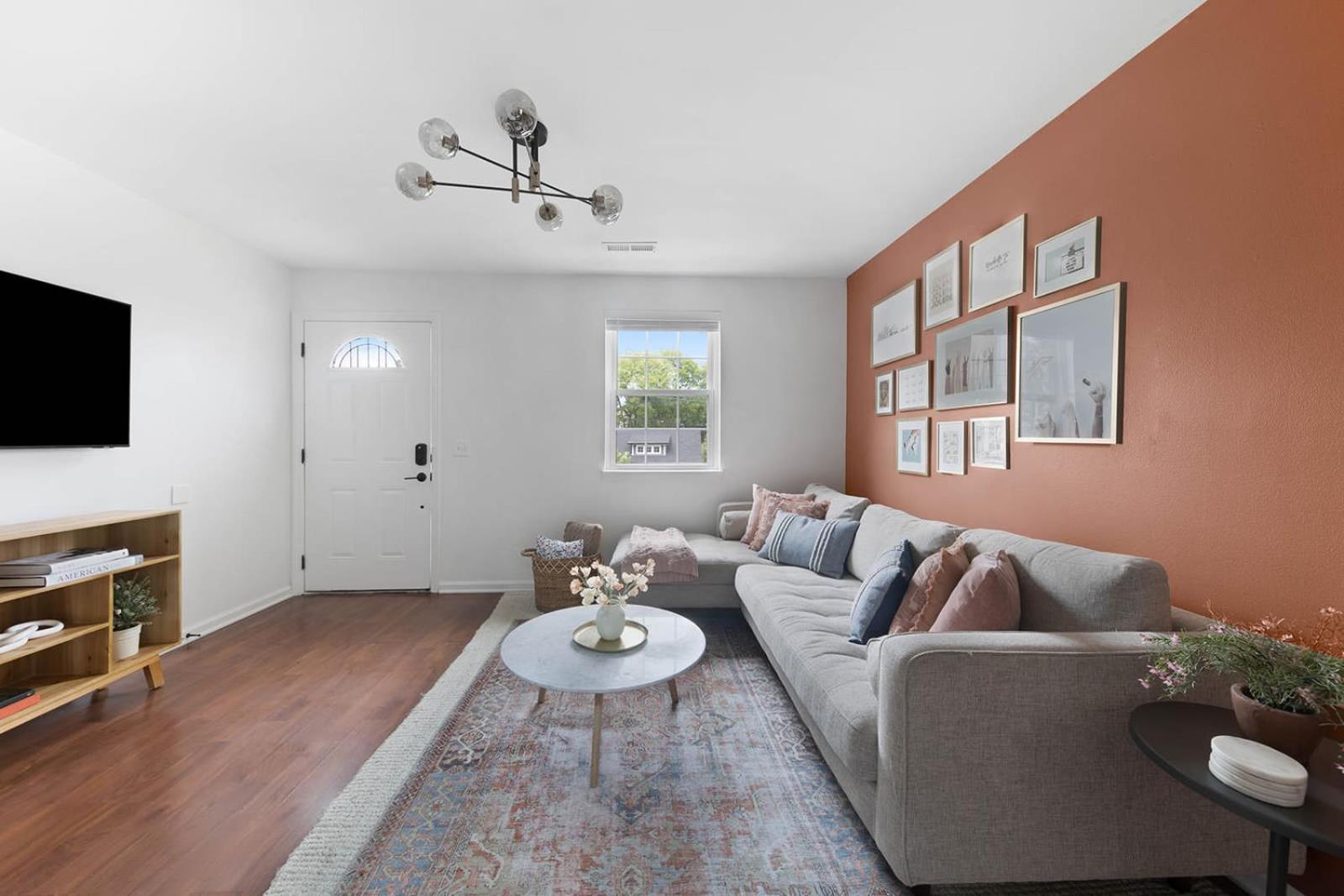 Rose - 1 Mile To Broadway Nashville