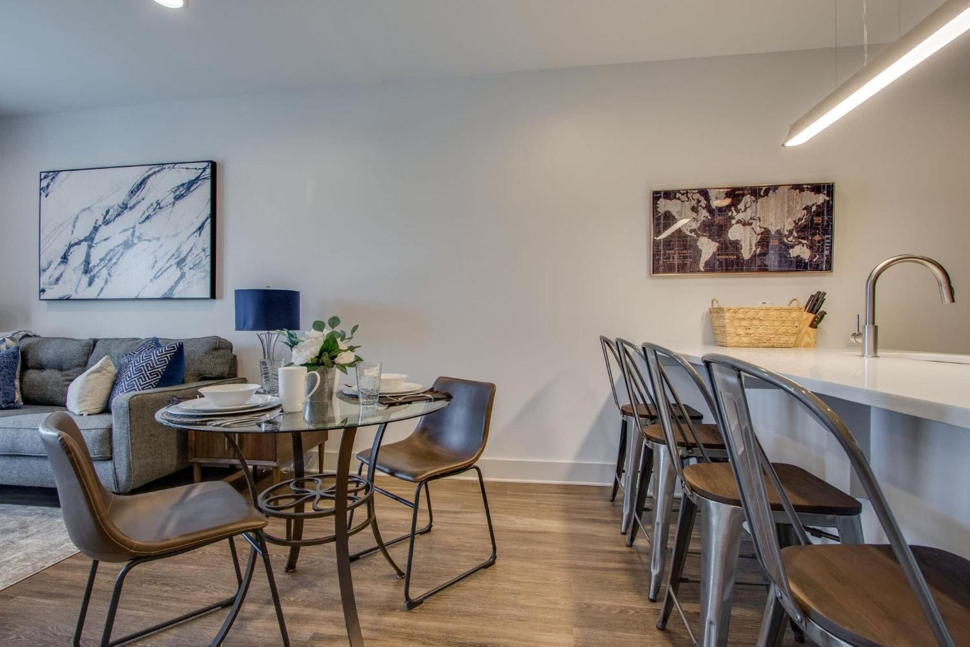 New East Nash - King Bed Short Drive To Dwntwn Apartment *