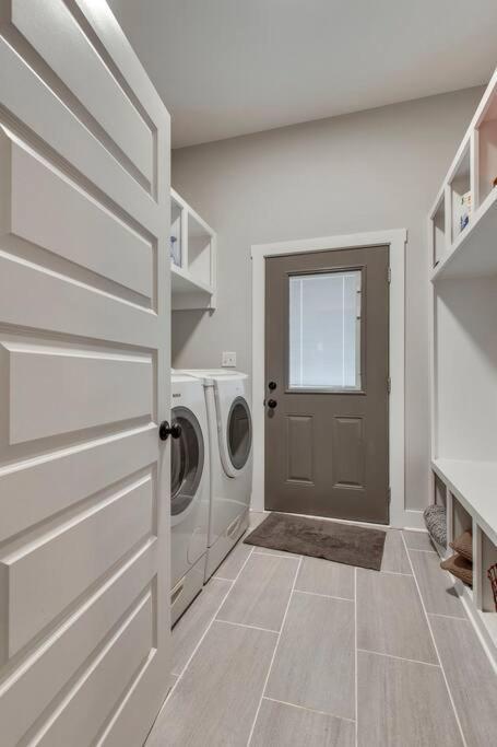 New Spacious 2 Miles From Downtown Holiday home