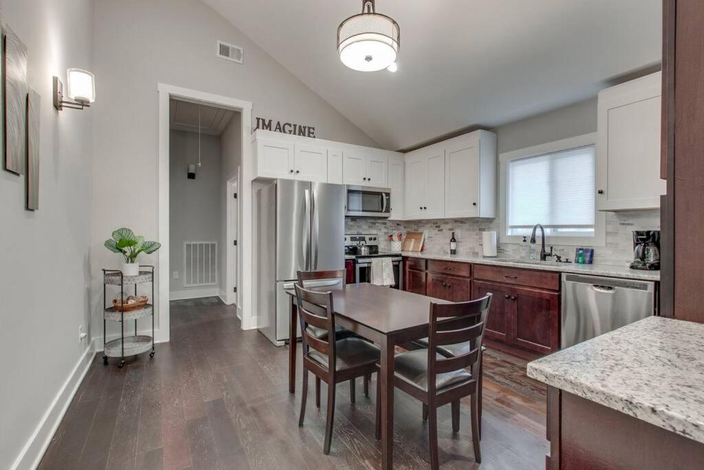 Holiday home New Spacious 2 Miles From Downtown Nashville