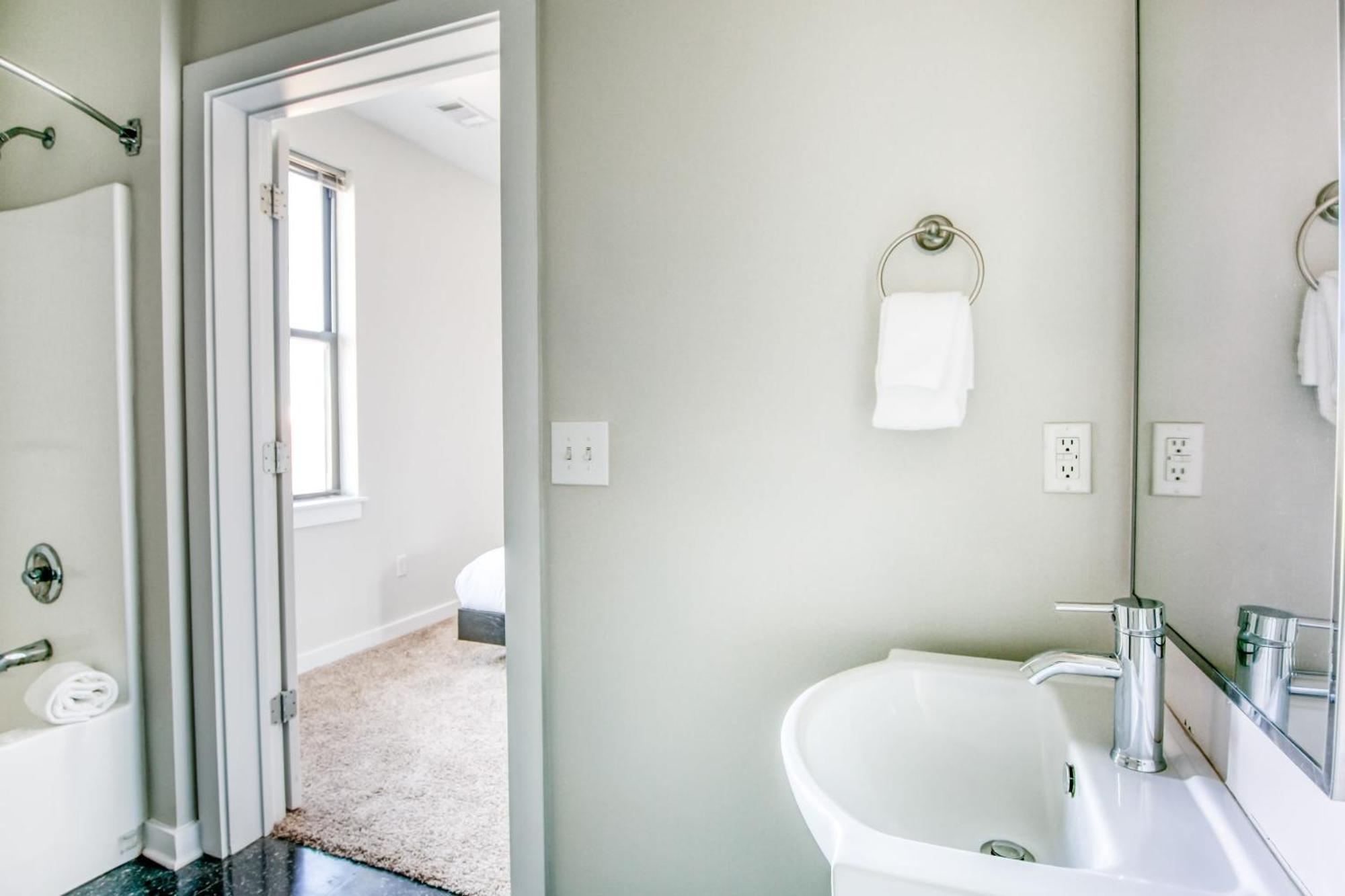 Cozysuites Music Row Modern 1br With Free Parking 02