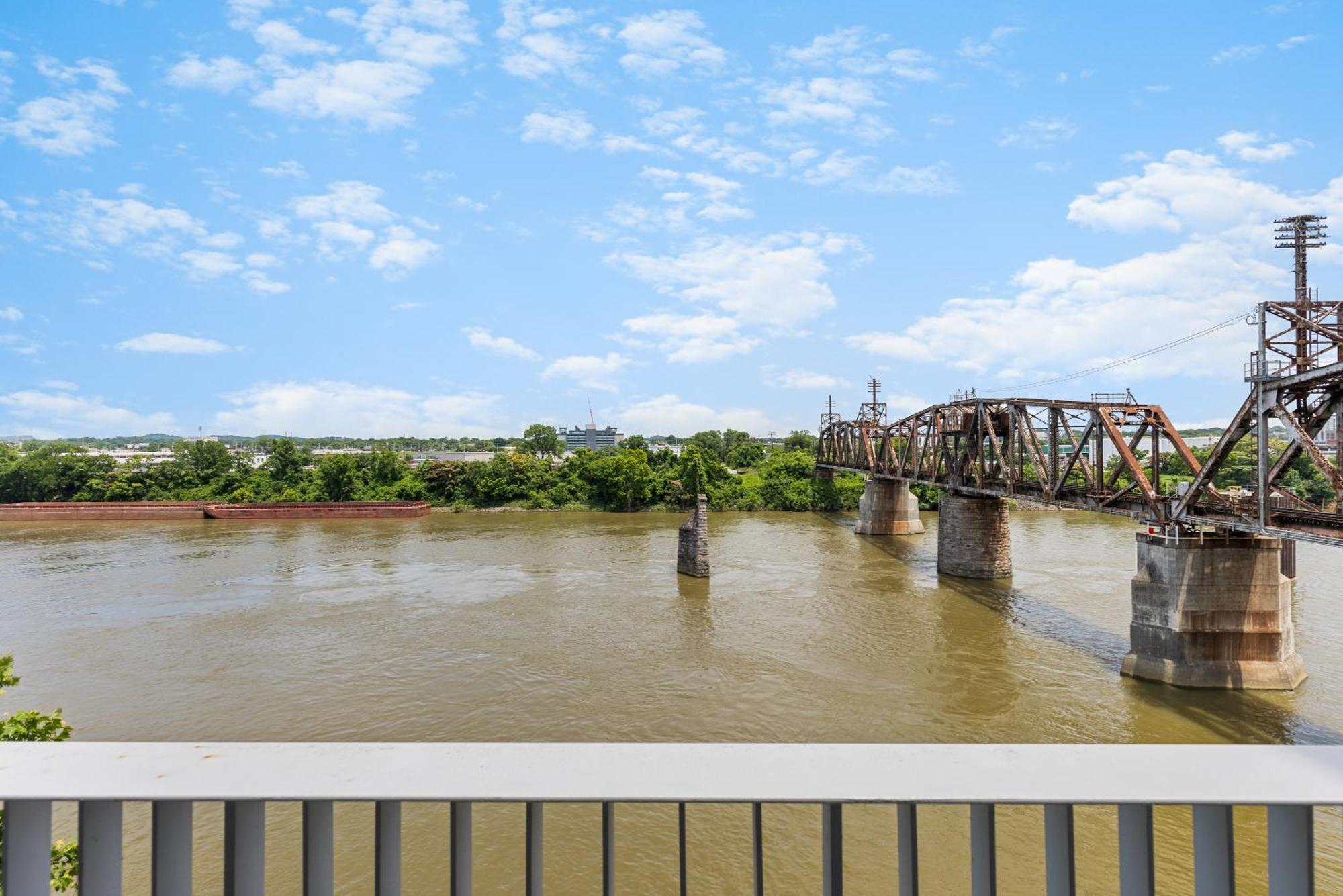 River View High-end With Private Patio And Free Parking *