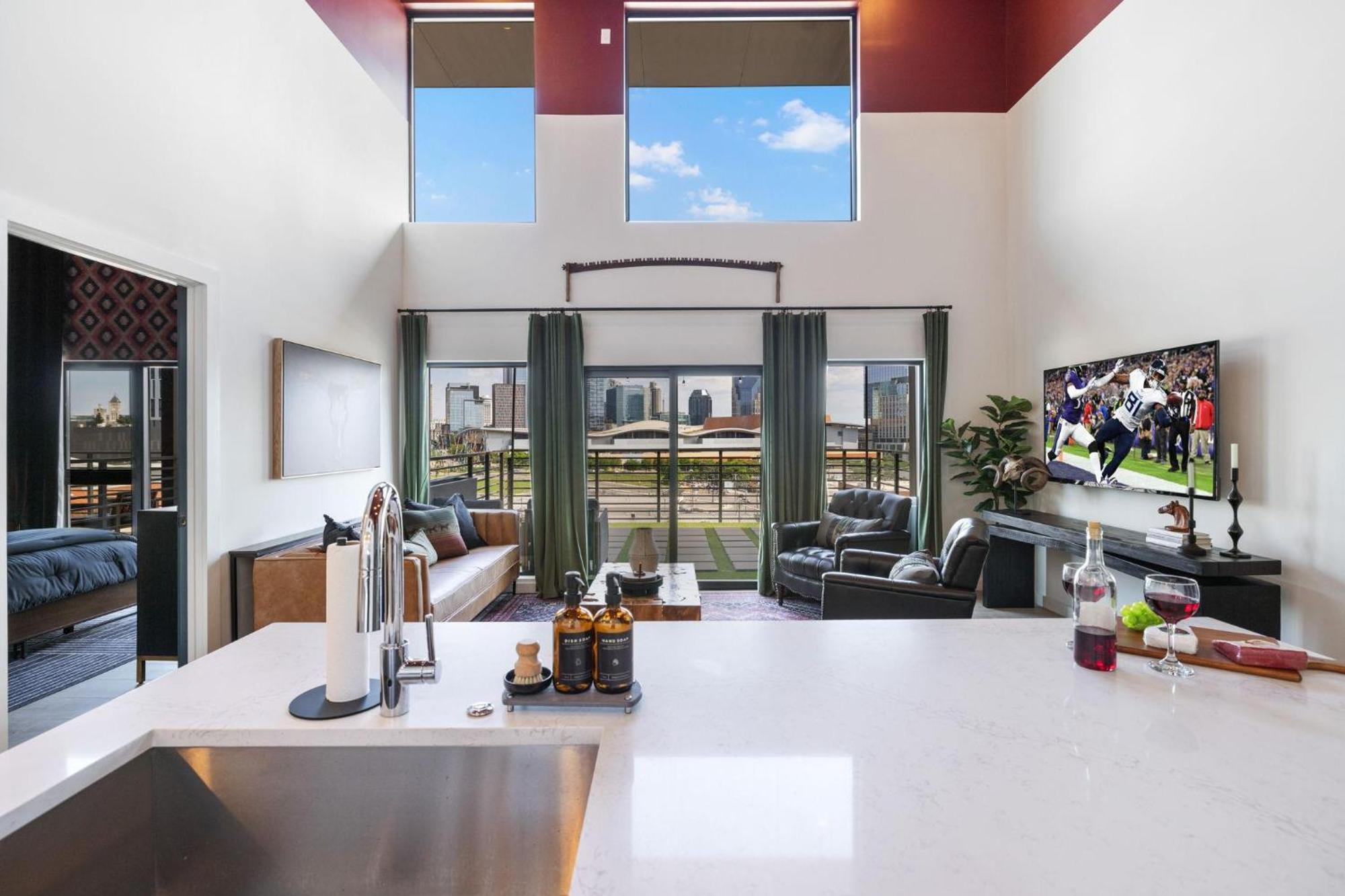 - 635 7th Ave S Unit 608 *