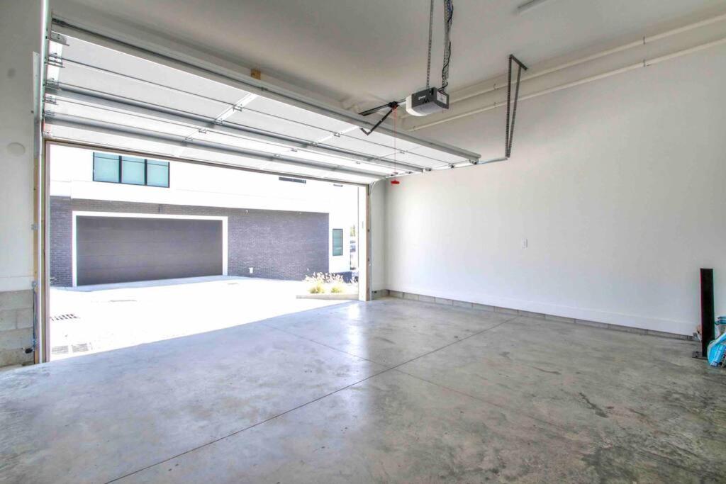Luxurious Morden Loft Huge Rooftop & Skyline Views Holiday home Nashville