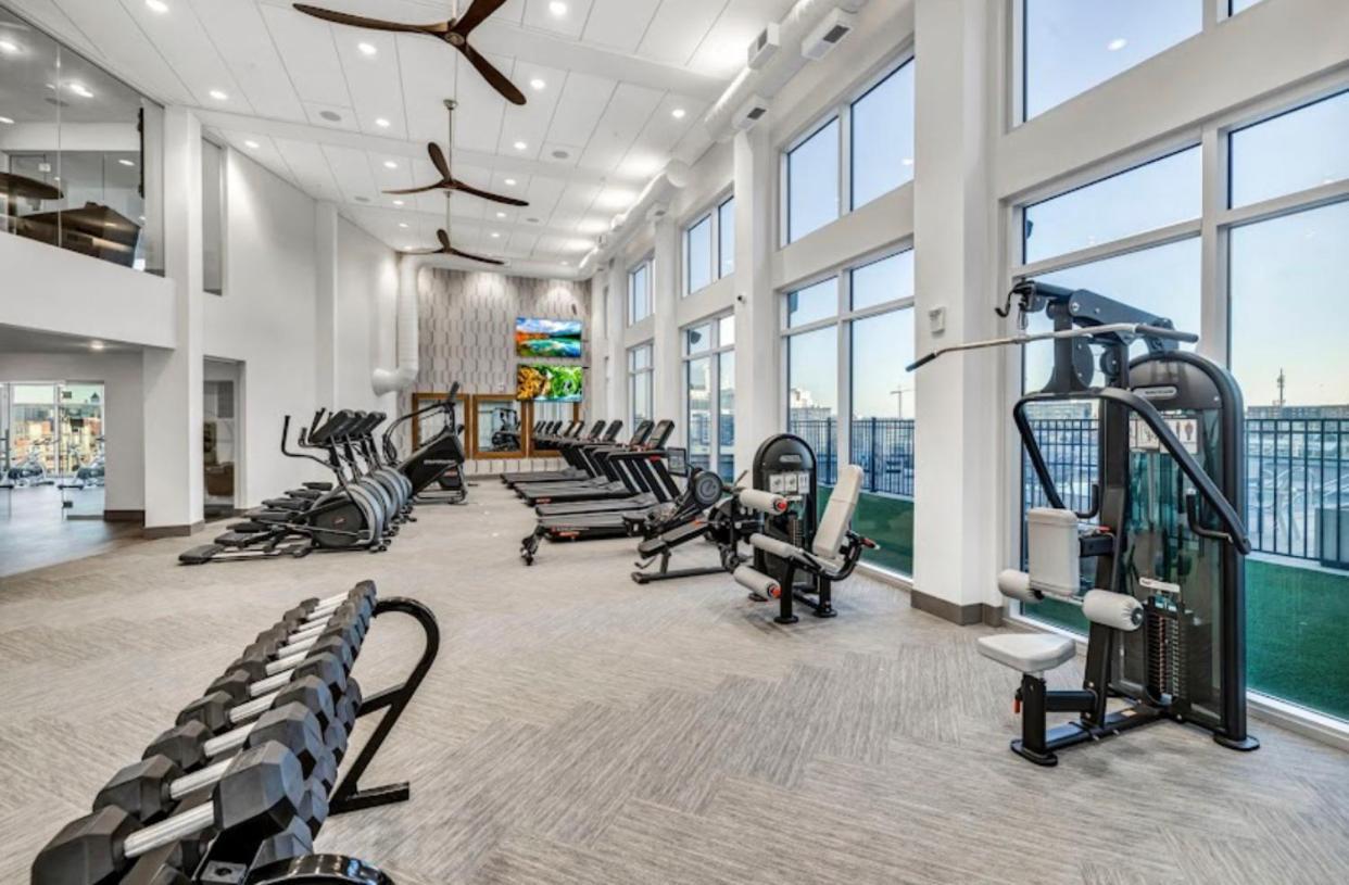 Spacious With Great Amenities Free Garage Parking Apartment *