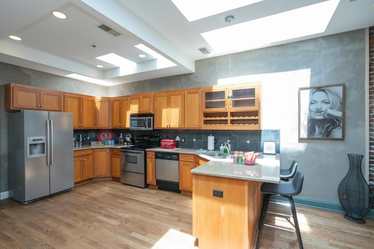 2 Chic Lofts Right On Broadway Strip Sleeps 10