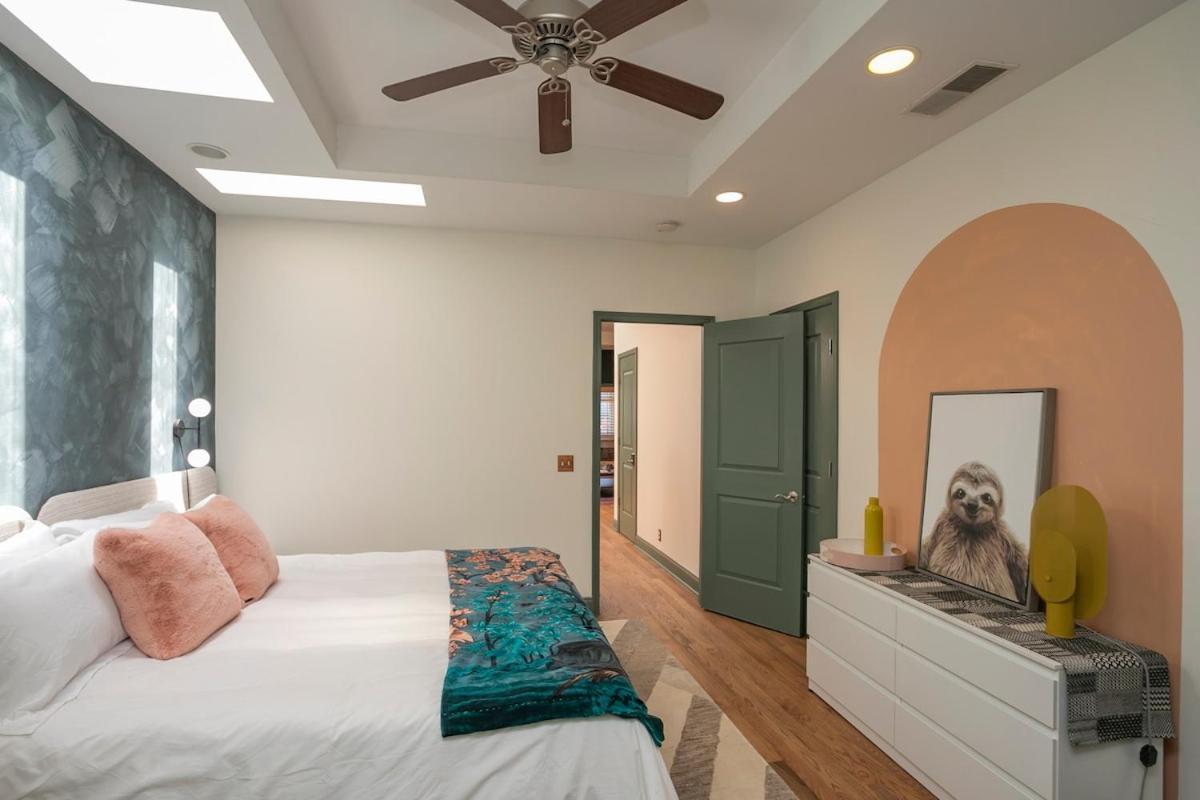 2 Chic Lofts Right On Broadway Strip Sleeps 10 Holiday home