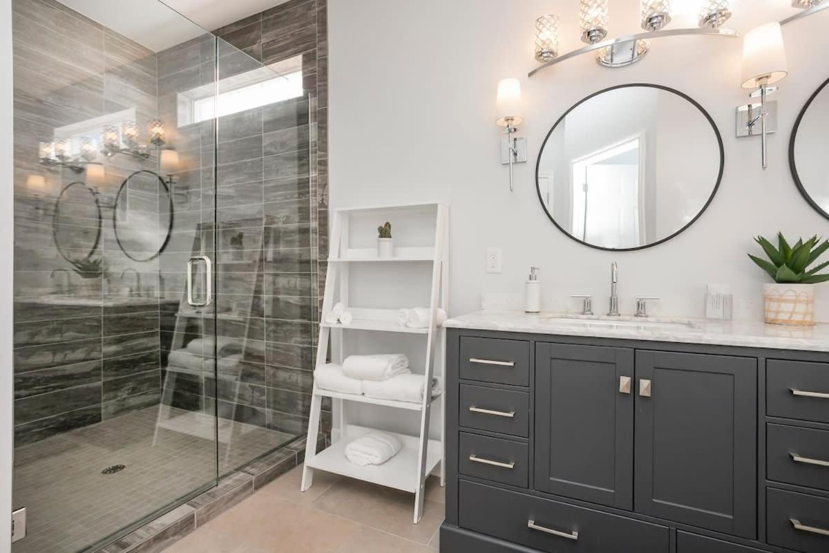 Spacious Only 2 Miles From Downtown Holiday home