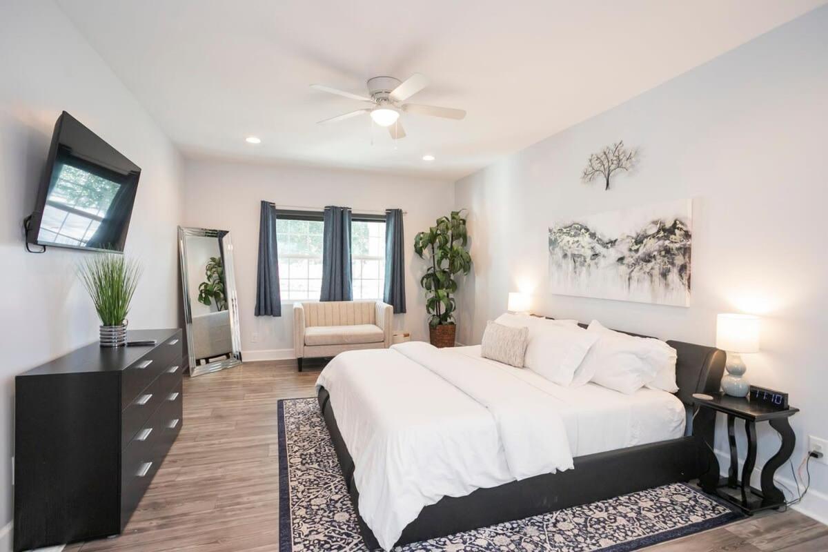 Holiday home Spacious Only 2 Miles From Downtown
