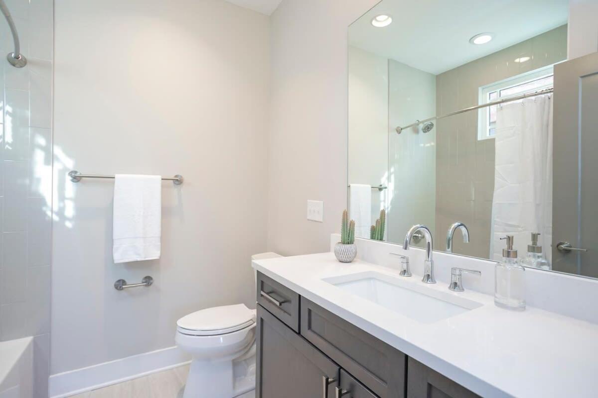 2 Miles To Broadway W Rooftop Deck Grill & Garage Holiday home *