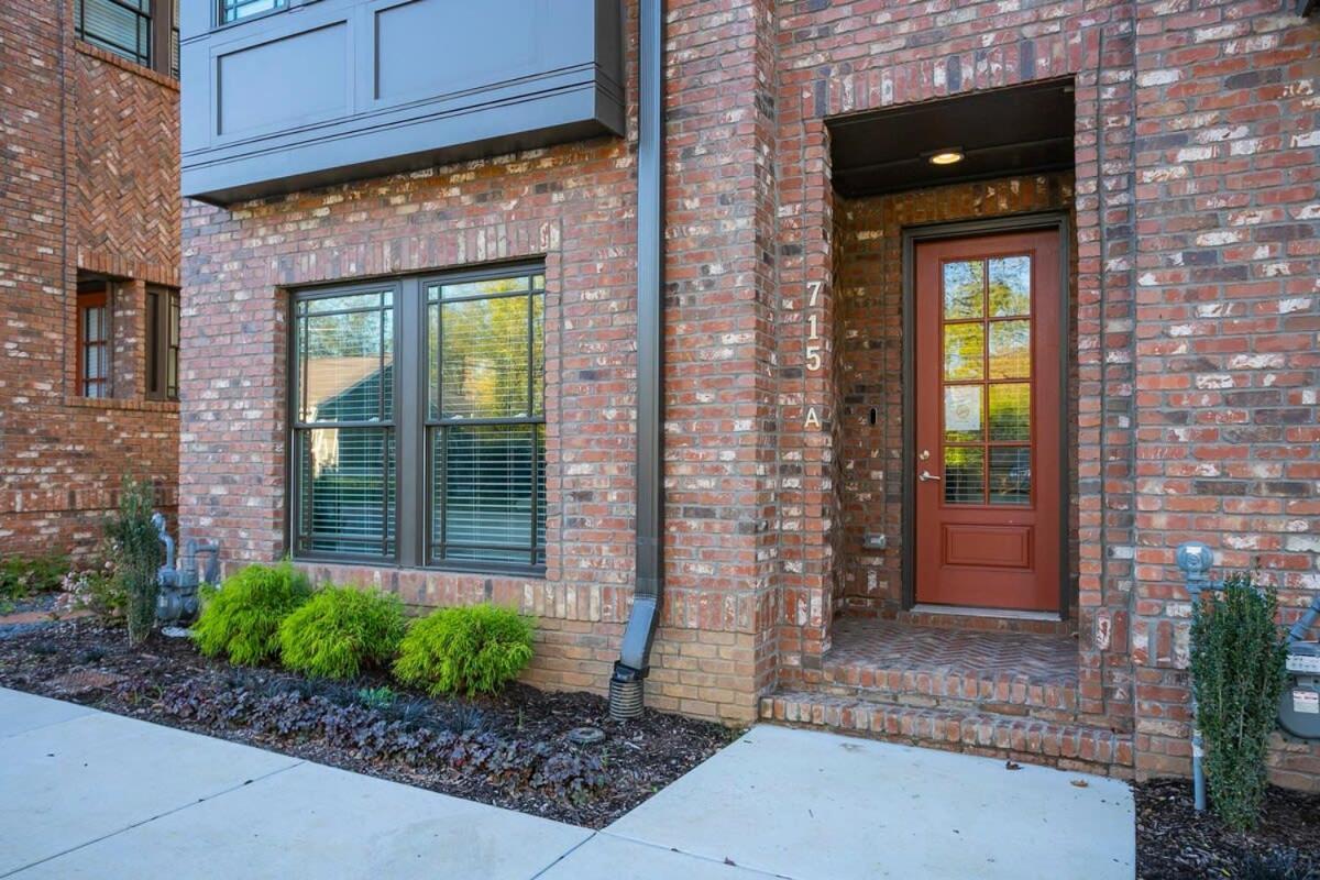 Holiday home 2 Miles To Broadway W Rooftop Deck Grill & Garage *