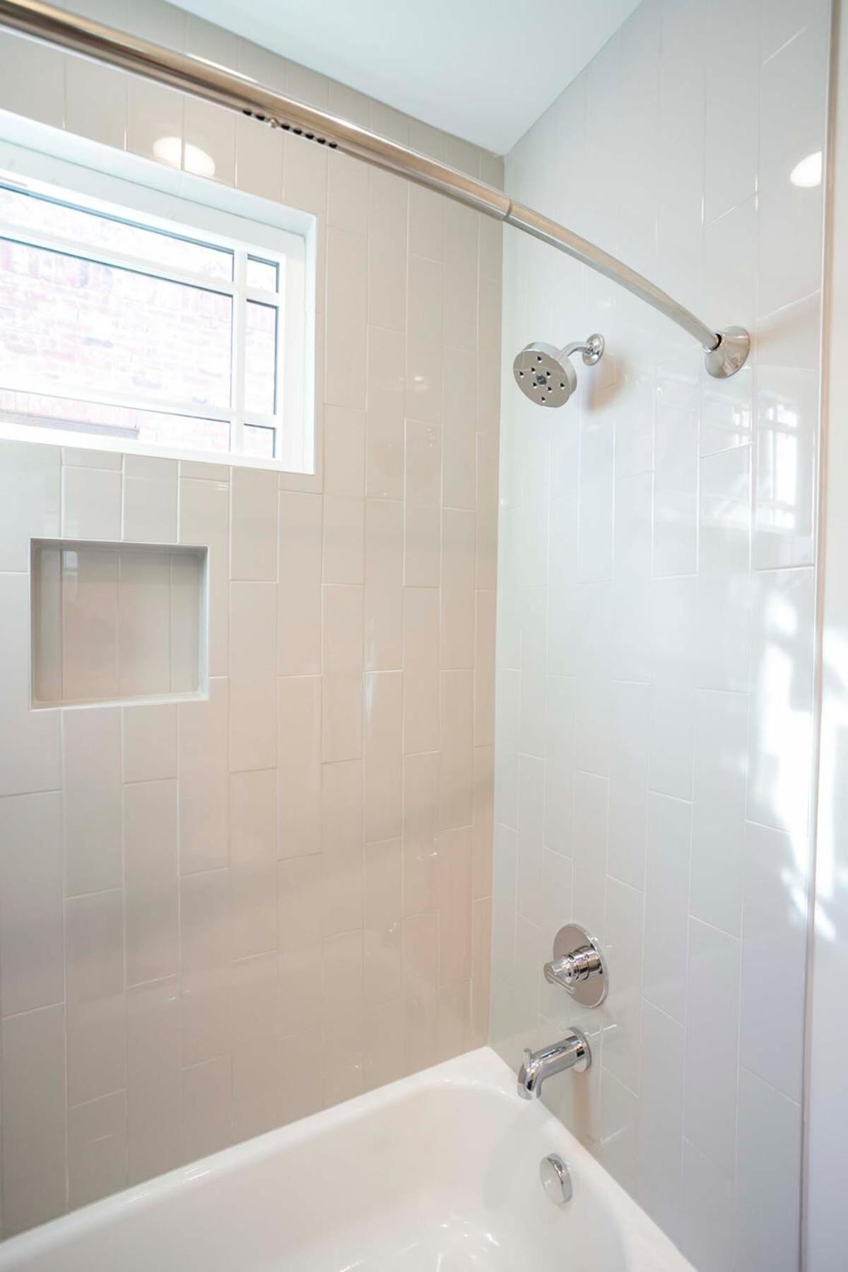 Holiday home 2 Miles To Broadway W Rooftop Deck Grill & Garage *