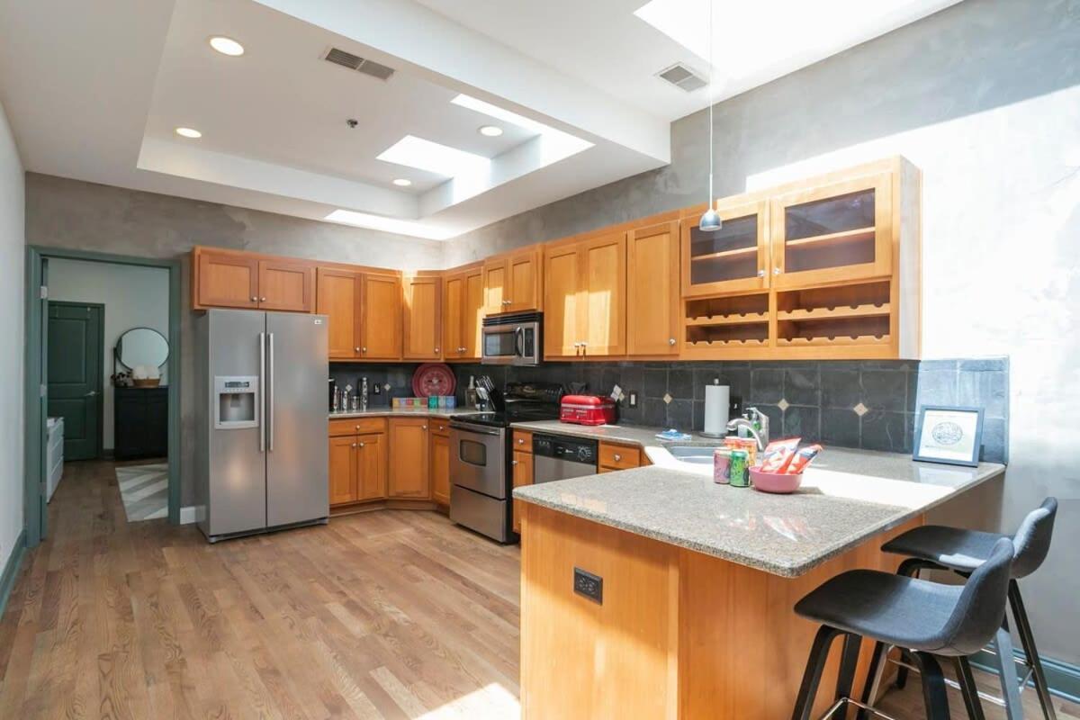 Broadway Penthouse Above Live Music & Bars Holiday home