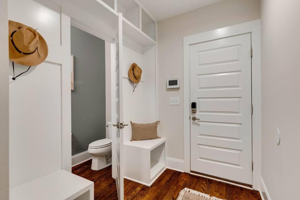 Holiday home Unforgettable Townhome-close To Broadway-10 Beds!