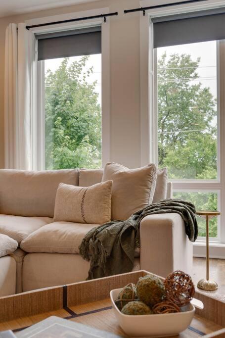 Unforgettable Townhome-close To Broadway-10 Beds! *