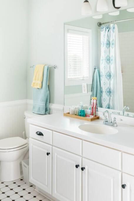Southern Charm Downtown, Walk To Farmers Market & Holiday home *