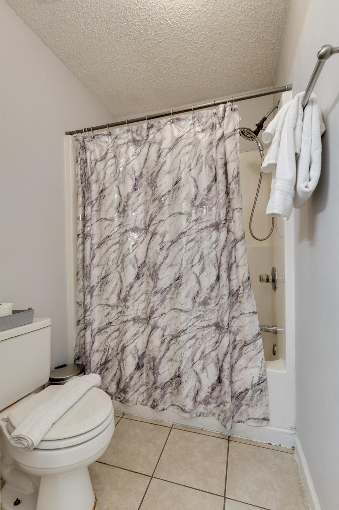 Apartment 2 Bdr With Free Parking! 2m To Broadway! *