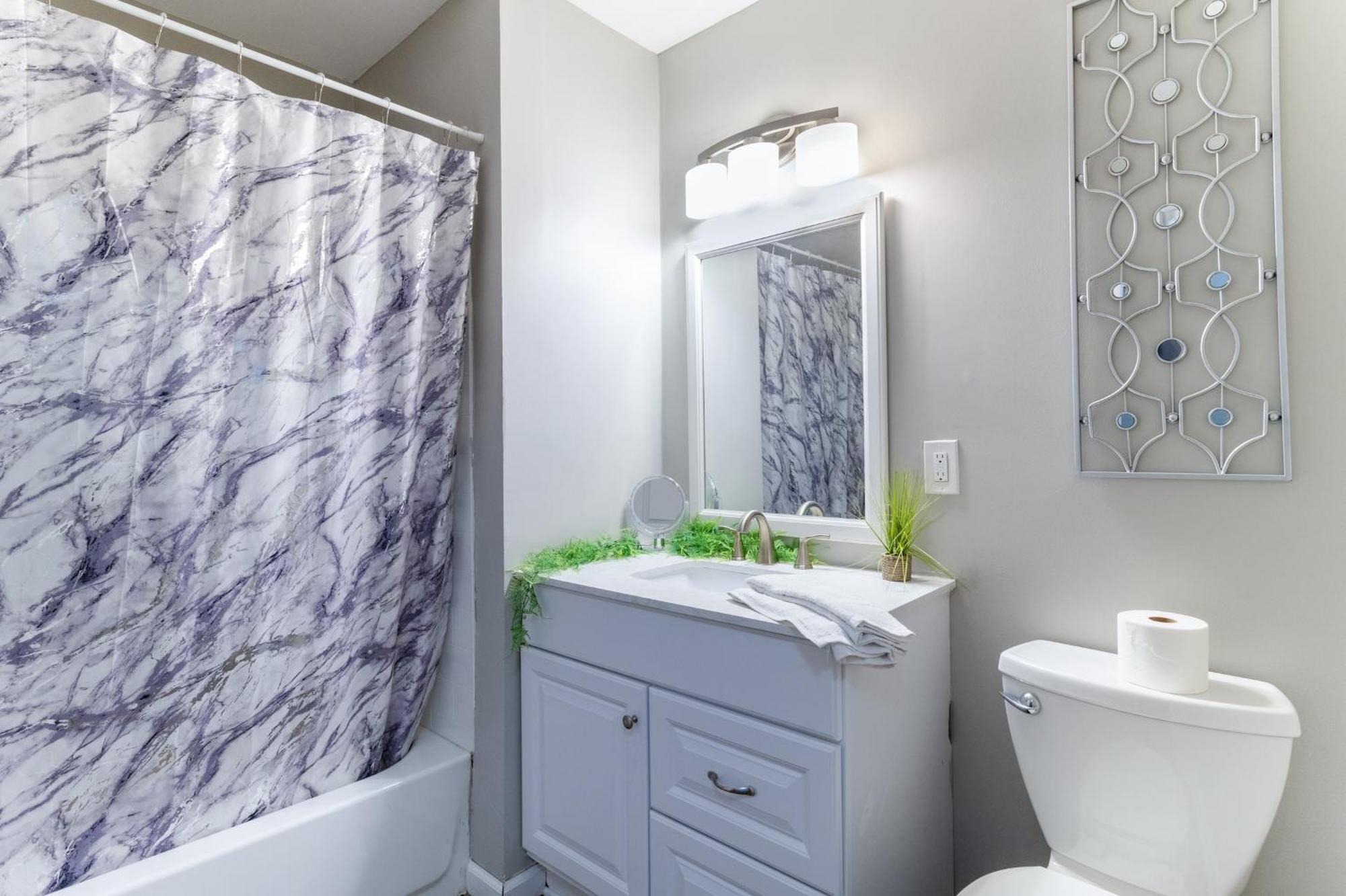 Downtown 1br With Full Kitchen, Pet-friendly Apartment