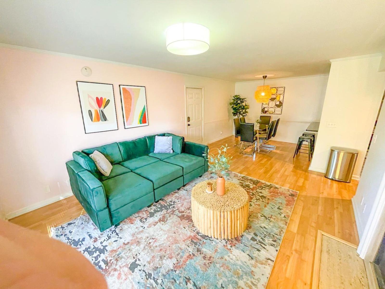 Stylish 2br With Balcony And Optional Parking Near Vanderbilt & Broadway Apartment Nashville