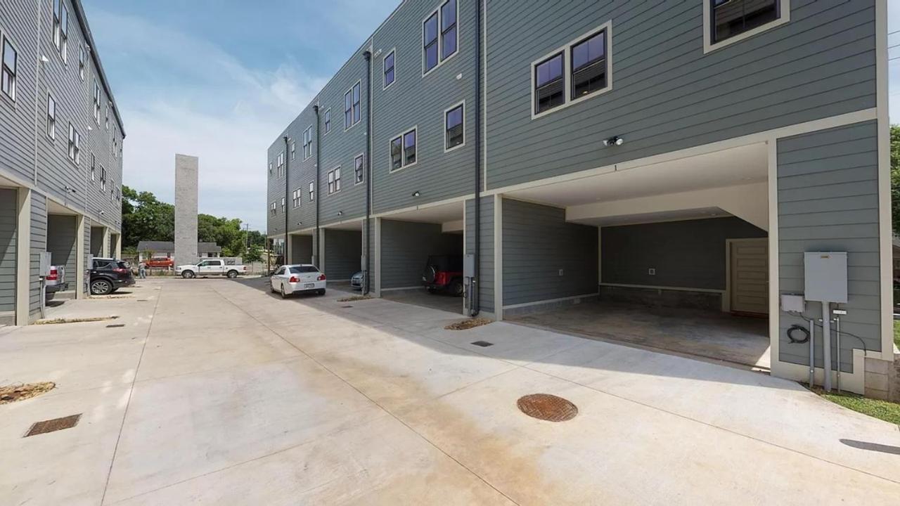 Apartment 1027 East Trinity Lane, Unit 5 Hbr *