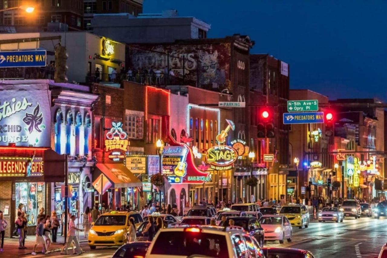 Upscale Music Row Corner Unit With Patio Rooftop With View And Gym Apartment Nashville