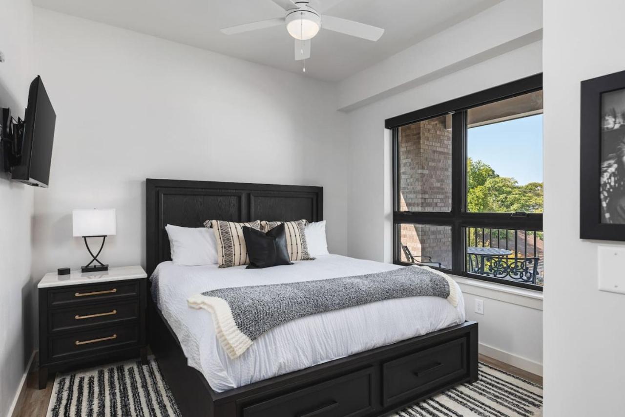 Upscale Music Row Corner Unit With Patio Rooftop With View And Gym Apartment Nashville