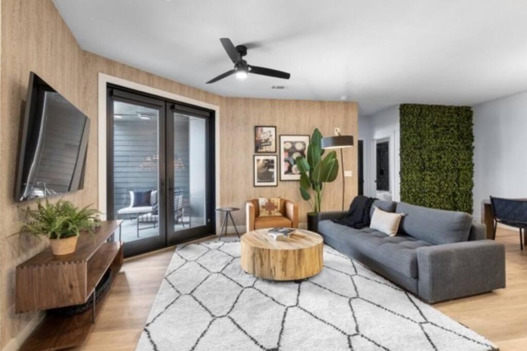 Electric - Odyssey -top Floor West End 2 Bedroom - Minutes To Broadway Apartment *