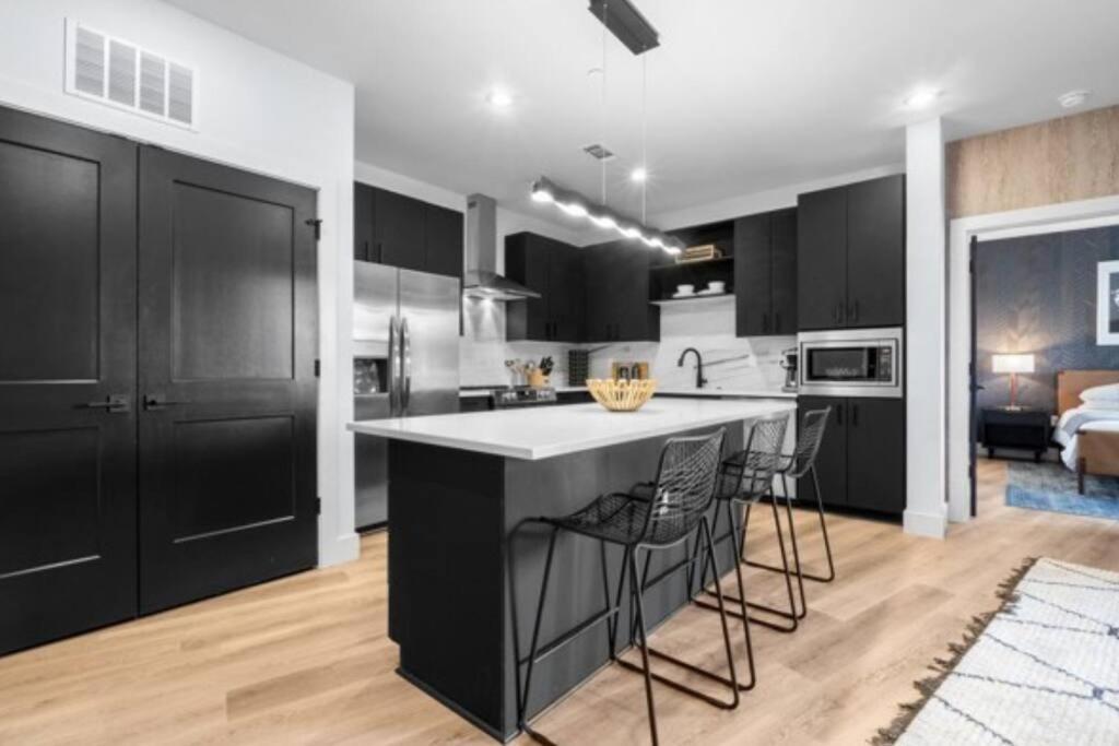 Electric - Odyssey -top Floor West End 2 Bedroom - Minutes To Broadway Apartment