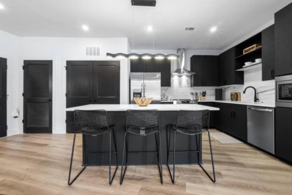 Electric - Odyssey -top Floor West End 2 Bedroom - Minutes To Broadway Apartment *