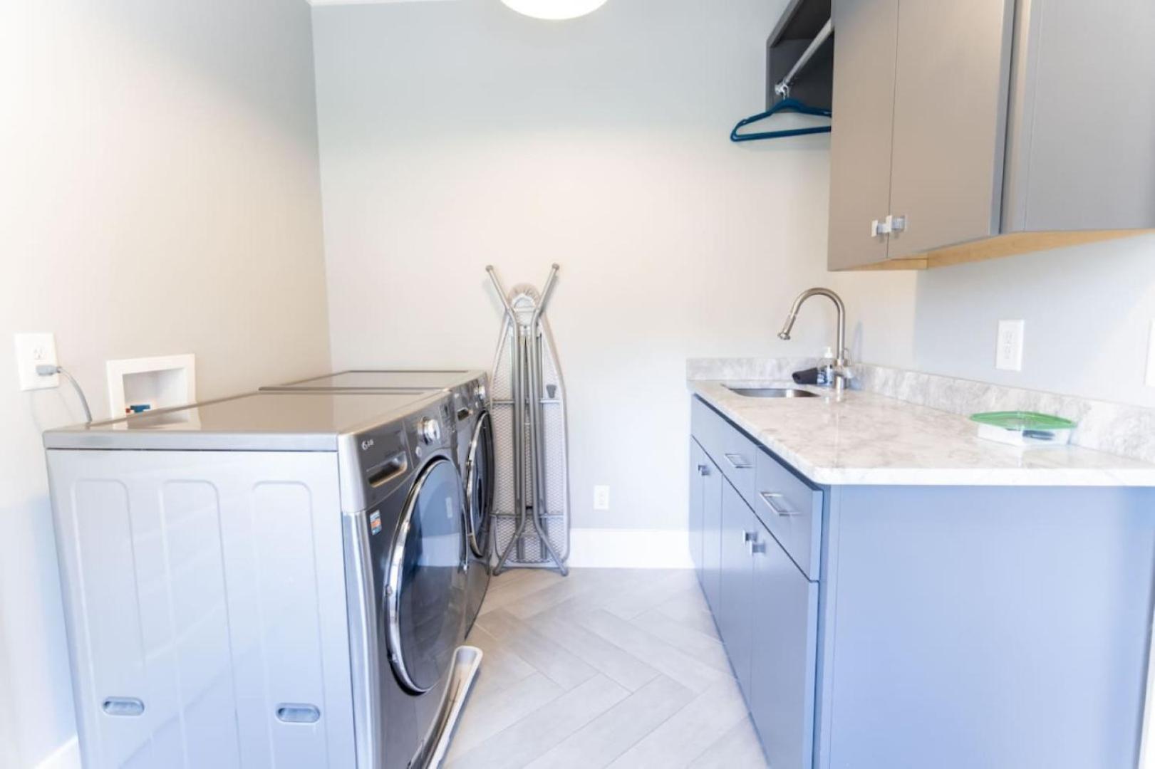 Holiday home Minutes To Downtown Huge Outdoor Deck Hot Tub *