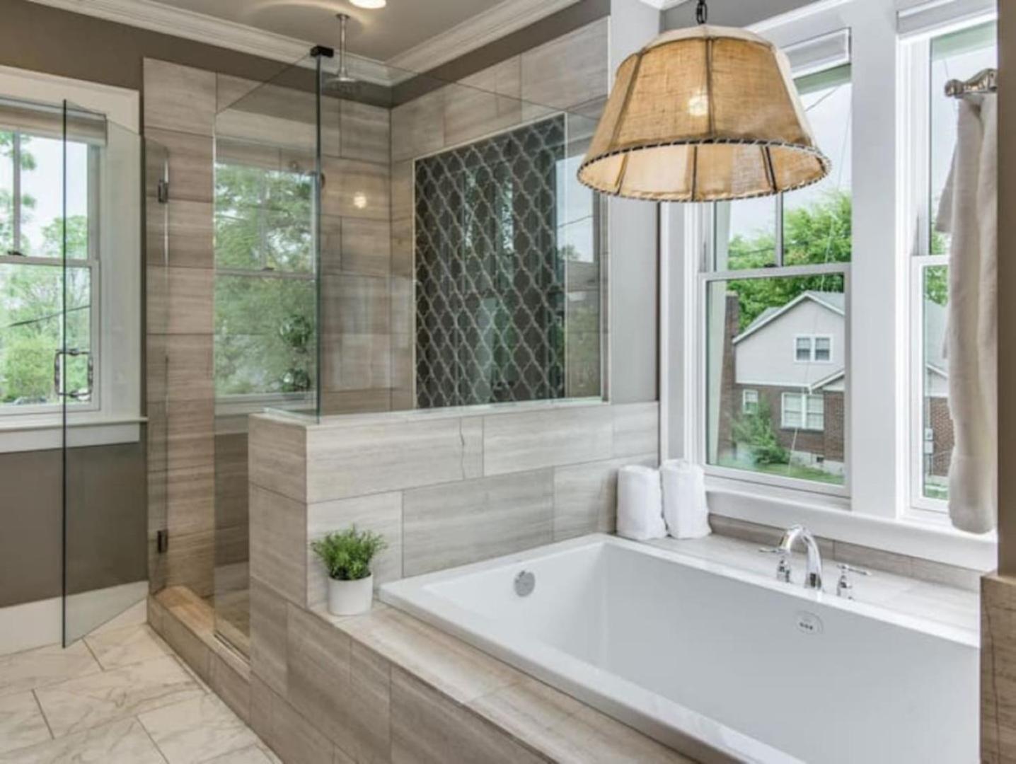 Minutes To Downtown Huge Outdoor Deck Hot Tub *