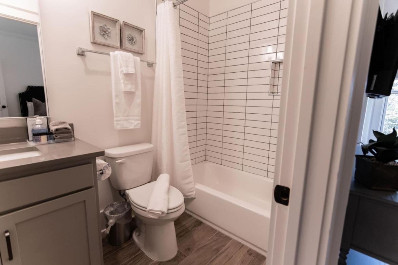 Minutes To Downtown Huge Outdoor Deck Hot Tub