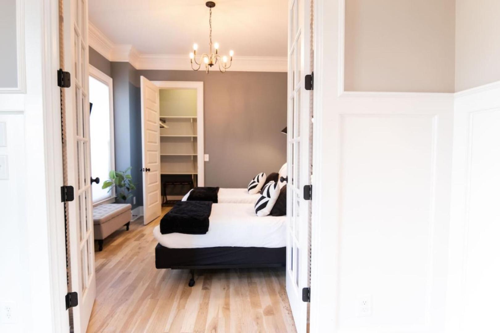 Holiday home Minutes To Downtown Huge Outdoor Deck Hot Tub *